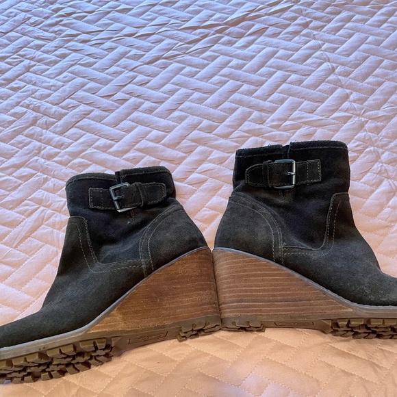 Carlos Santana Booties Dark Olive Green Wedge Heel Size 7.5 NWOT - Picture 2 of 10